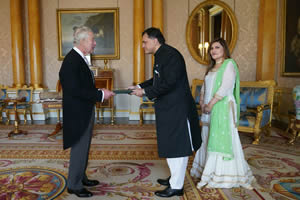 High Commissioner Dr. Mohammad Faisal presents his credentials to His Majesty King Charles III